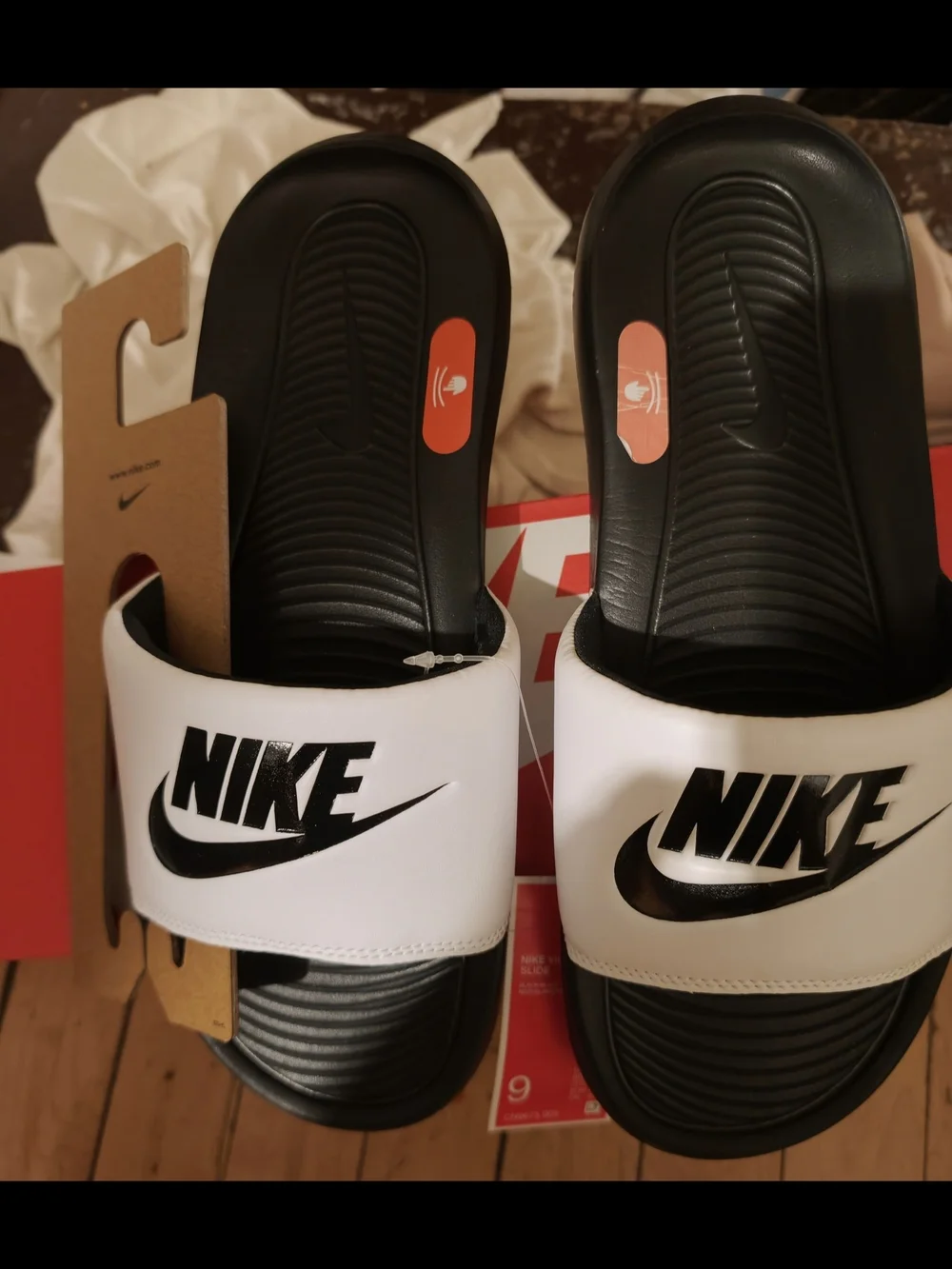 New!! Nike White and Black Men's Slide Sandals with Bold Swoosh Logo Size 9 Nib!